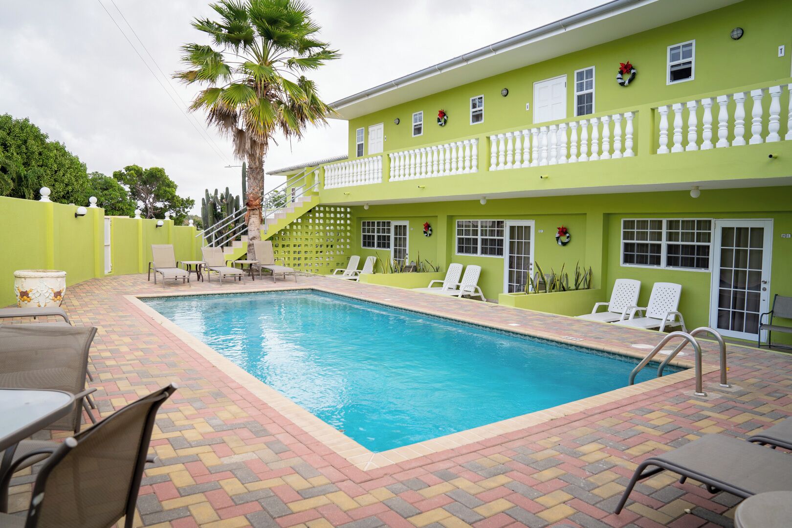 Appartement Standard, vue jardin | Piscine | Piscine extérieure, chaises longues