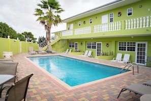 Lägenhet Standard - utsikt mot trädgården | Pool | Utomhuspool och solstolar