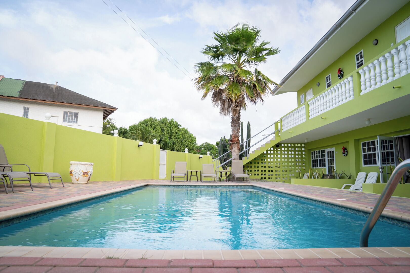 室外游泳池，日光浴躺椅