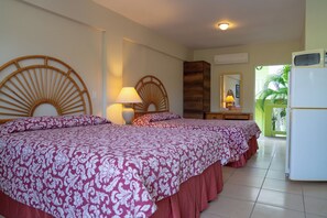 Deluxe Apartment, 2 Queen Beds, Non Smoking, Pool View | Laptop workspace, iron/ironing board, free WiFi, bed sheets - Apartamentu Holanda (Willemstad)