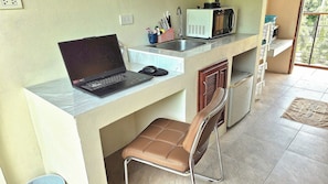 Kühlschrank, Mikrowelle, Kochgeschirr/Geschirr/Besteck