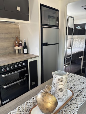 Fridge, microwave, oven, stovetop. Modern 4 berth van with hot tub. 5 min to CBD.