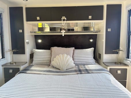 2 bedrooms, bed sheets. Modern 4 berth van with hot tub. 5 min to CBD.