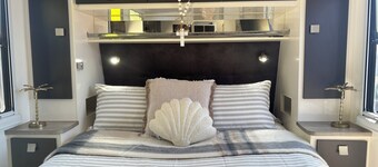 Modern 4 berth van with hot tub.  5 min to CBD.