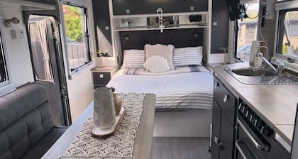 Modern 4 berth van with hot tub. 5 min to CBD.