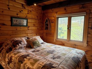 5 bedrooms, free WiFi, bed sheets - Pet friendly log cabin in the heart of the Catskills that can sleep 13 people! (Roxbury)
