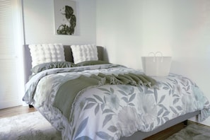 3 Schlafzimmer, Schreibtisch, Bettwäsche