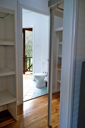 Dusche, Handtücher, Shampoo, Toilettenpapier