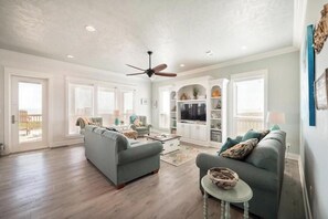 Smart TV, books, video library - Beachfront | Luxury | Stunning Views | Fenced Yard (Crystal Beach)
