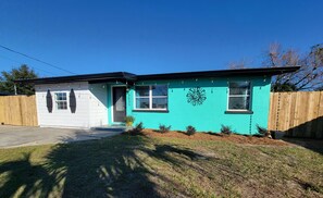 Exterior - Coastal Drift ¤ Fenced Yard ¤ Dinning ¤ Shops ¤ King and Queen Bed (Panama City)