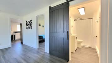 3 makuuhuonetta, silitysrauta/-lauta, ilmainen Wi-Fi, vuodevaatteet