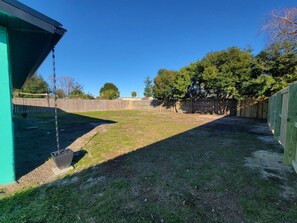 Property grounds - Coastal Drift ¤ Fenced Yard ¤ Dinning ¤ Shops ¤ King and Queen Bed (Panama City)