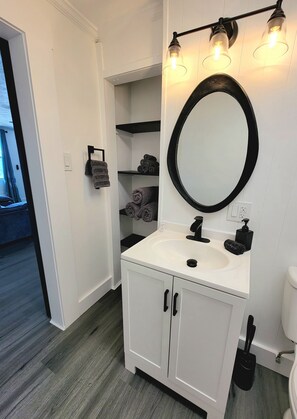 Chuveiro, secador de cabelo, toalhas de banho, sabonete