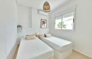 3 bedrooms, iron/ironing board, WiFi, bed sheets - Lovely detached house with shared pool in a quiet urbanization. (San Fulgencio)