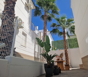 Property grounds - Lovely detached house with shared pool in a quiet urbanization. (San Fulgencio)