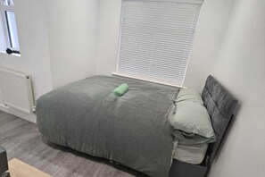 6 bedrooms, free WiFi, bed sheets - House - Sleeps 12 - Grove Park Station 8min Walk (London)