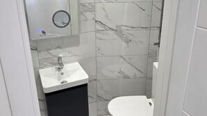 Shower, towels - House - Sleeps 12 - Grove Park Station 8min Walk (London)