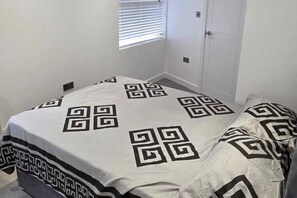 6 bedrooms, free WiFi, bed sheets - House - Sleeps 12 - Grove Park Station 8min Walk (London)