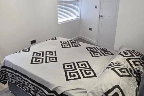 House - Sleeps 12 - Grove Park Station 8min Walk
