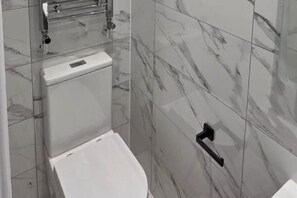 Shower, towels - House - Sleeps 12 - Grove Park Station 8min Walk (London)