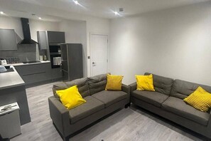 Living area - House - Sleeps 12 - Grove Park Station 8min Walk (London)
