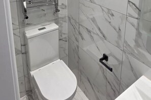 Shower, towels - House - Sleeps 12 - Grove Park Station 8min Walk (London)