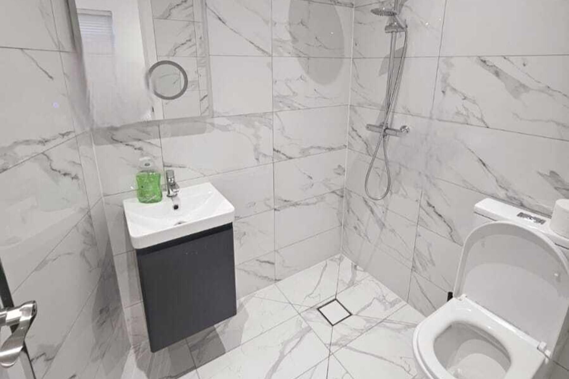 Buồng tắm vòi sen, khăn tắm 