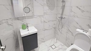 Shower, towels - House - Sleeps 12 - Grove Park Station 8min Walk (London)