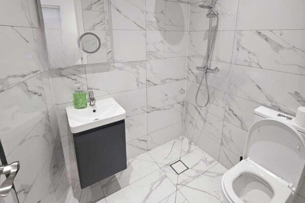 Shower, towels - House - Sleeps 12 - Grove Park Station 8min Walk (London)