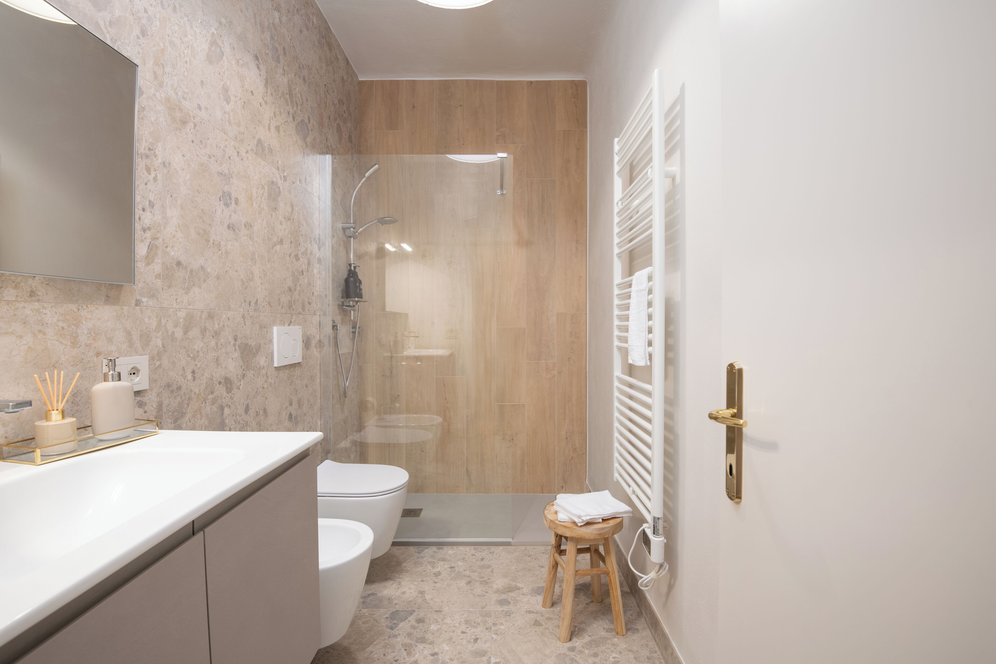 Doccia, asciugacapelli, bidet, asciugamani