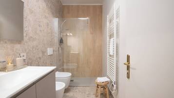 Doccia, asciugacapelli, bidet, asciugamani