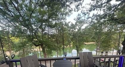 "Wright Place Wright Time"
Lakefront 2-bedroom cabin with AC in cozy LaFollette