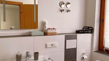 Douche, sèche-cheveux, serviettes fournies, savon