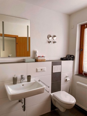 Douche, sèche-cheveux, serviettes fournies, savon