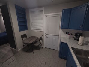Private kitchen - Cozy 1-bedroom studio in delightful Houston safe neighborhood! (Houston)