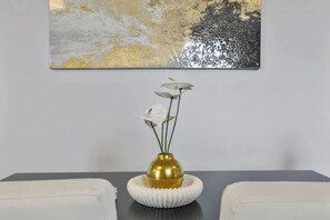 Interior - Cozy Chic 4BD 2BA Oak Park Penthouse (Oak Park)
