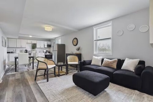 Cozy Chic 4BD 2BA Oak Park Penthouse