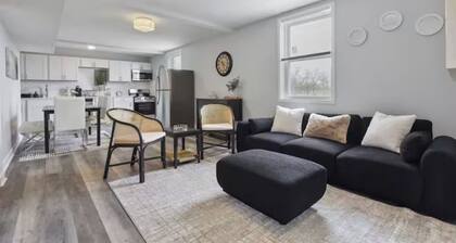 Cozy Chic 4BD 2BA Oak Park Penthouse