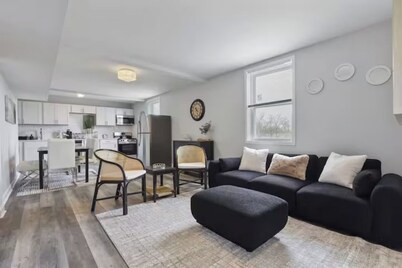 Cozy Chic 4BD 2BA Oak Park Penthouse