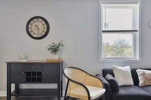 Living area - Cozy Chic 4BD 2BA Oak Park Penthouse (Oak Park)