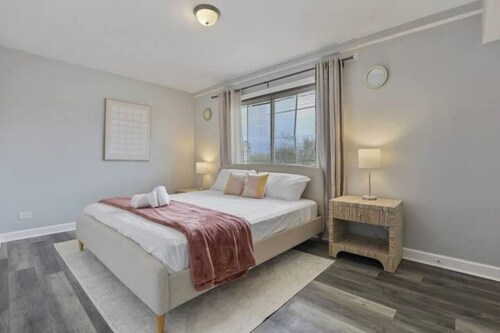 Cozy Chic 4BD 2BA Oak Park Penthouse