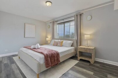 Cozy Chic 4BD 2BA Oak Park Penthouse