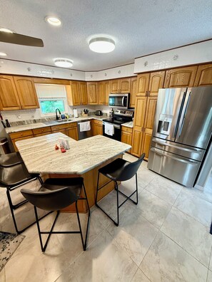 Réfrigérateur, four à micro-ondes, un four, surface de cuisson