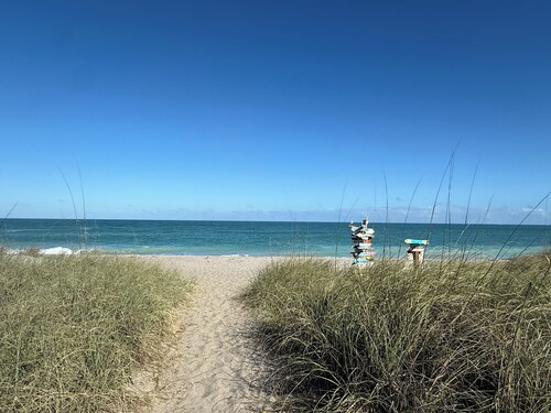 Walk to the Beach Island Retreat / 3 King Bedrooms / Peaceful Private Backyard