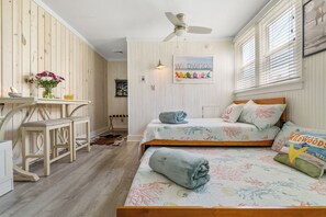 1 habitación, tabla de planchar con plancha y cuna de viaje 