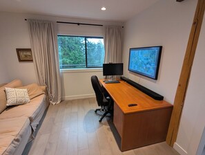 Interior - Urban Forest 2 Bedroom+ suite in Mid Century Architect's Home (Victoria)