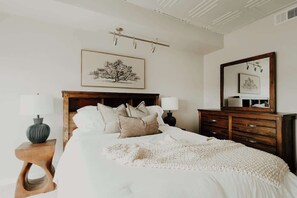 WiFi, bed sheets - Timeless Modern Luxury at Bellerive on the River (Coeur d'Alene)