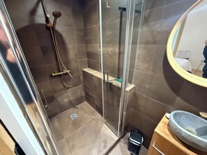 Towels, toilet paper - Charming apartment in Montreuil sur mer (Montreuil-sur-Mer)