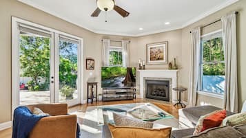 Smart TV, books, stereo