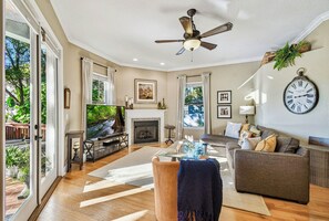 Smart TV, books, stereo - Prime Tampa Location Walk to Armature Works (Tampa)